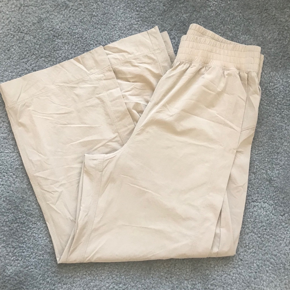EUC Zyia Active Work Flow Gaucho Pants in Khaki | Size Medium